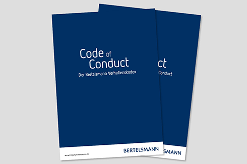 Zwei blaue Hefte mit dem Schriftzug "Code of Conduct"